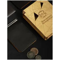 Зажим для купюр Кожевенная мануфактура, черный + светло-коричневый, в деревянной упаковке