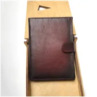 Портмоне с хлястиком Кожевенная мануфактура, тонированная нат. кожа, красный, в деревянной упаковке